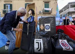 Macabru: după ce au sărbătorit titlul, fanii lui Napoli și-au "înmormântat" rivalii! » Cum a fost umilit Simone Inzaghi
