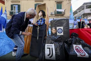 Macabru: după ce au sărbătorit titlul, fanii lui Napoli și-au "înmormântat" rivalii! » Cum a fost umilit Simone Inzaghi