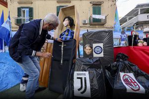 După ce au sărbătorit titlul, fanii lui Napoli și-au înmormântat rivalii! » Cum a fost umilit Simone Inzaghi