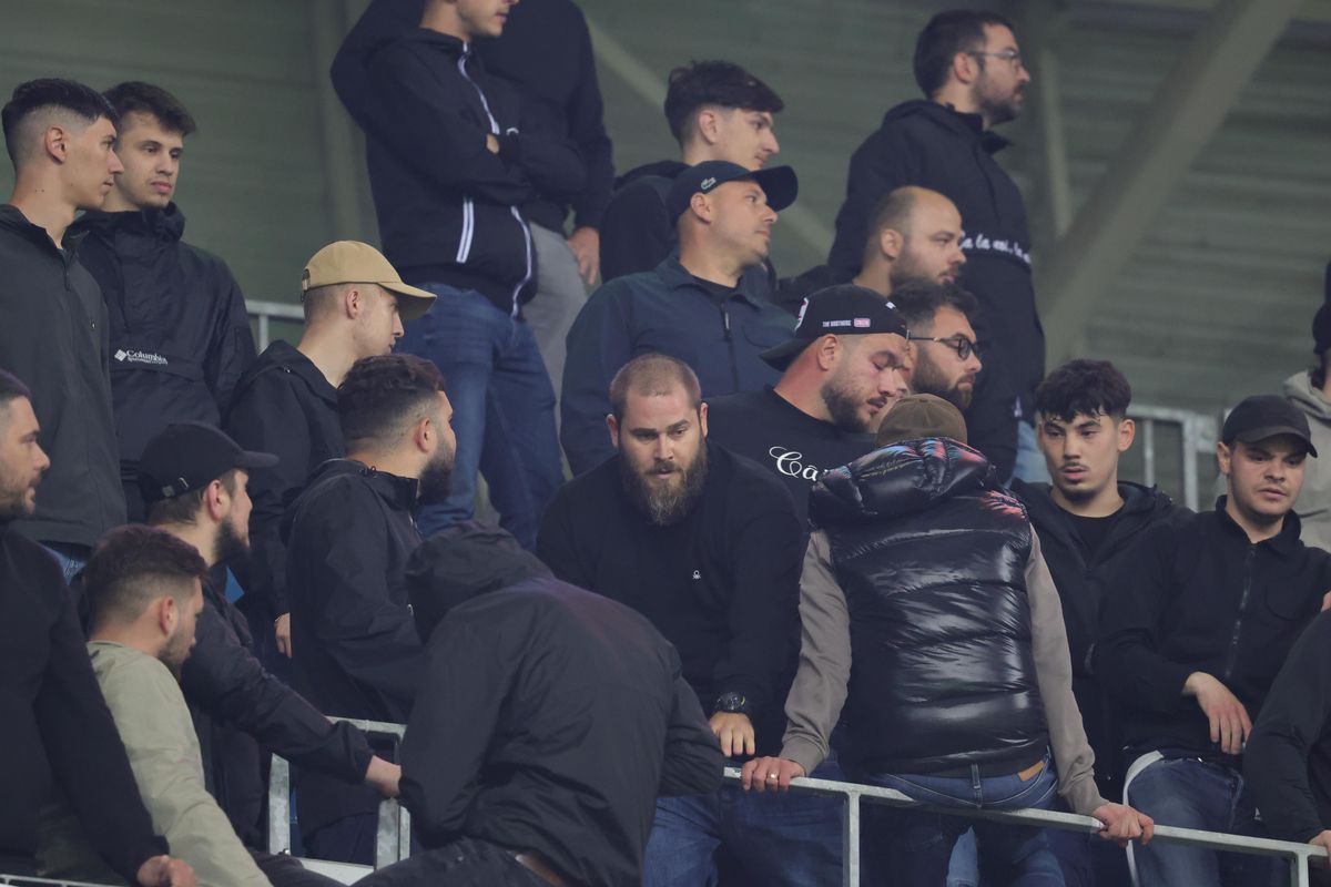 Conflict în peluza lui Dinamo la meciul cu Universitatea Craiova