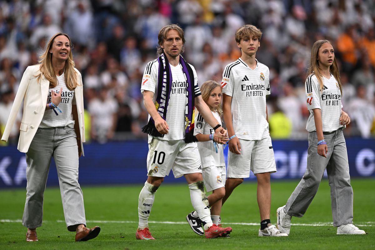 Copleșitor! S-au oprit în timpul meciului și au format garda de onoare pentru Luka Modric. Croatul, în lacrimi la ultimul lui meci pe „Bernabeu”