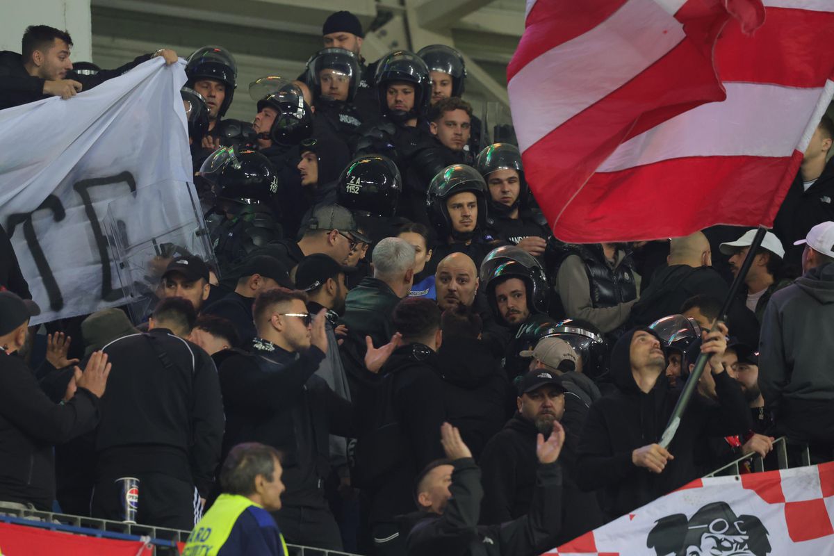 Conflict în peluza lui Dinamo la meciul cu Universitatea Craiova