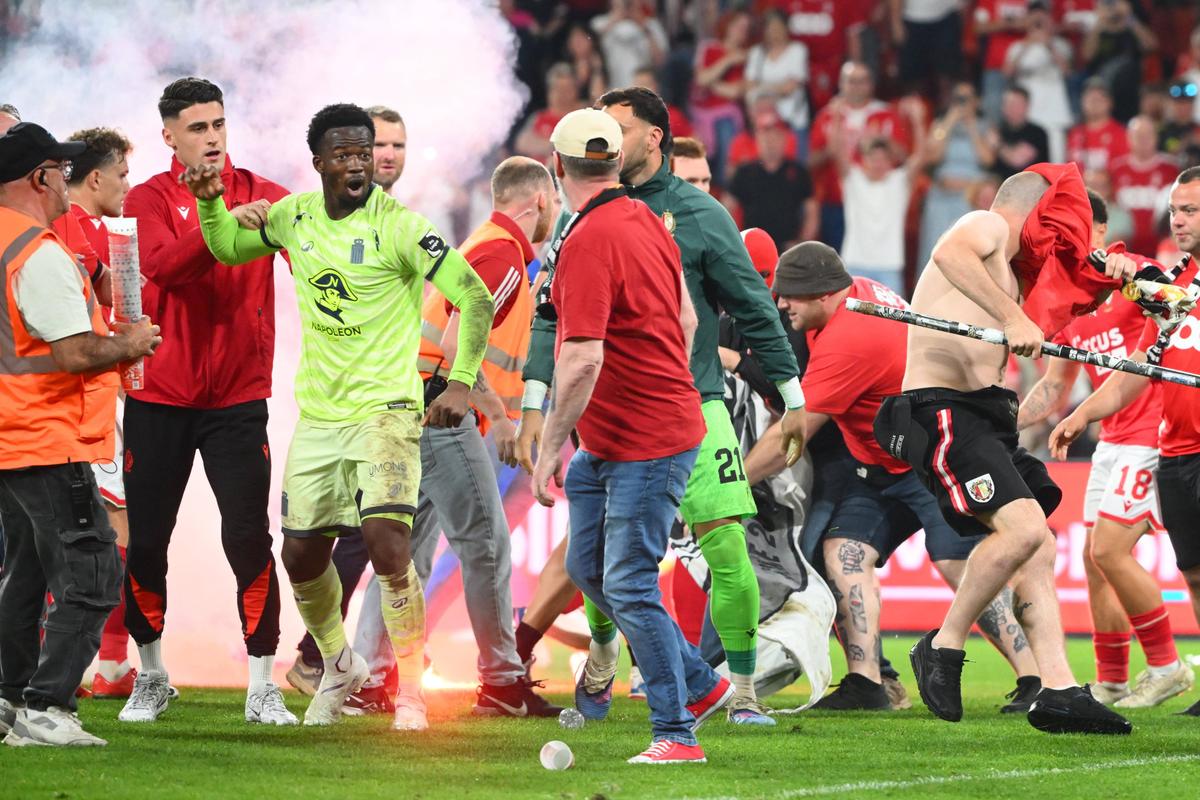 Încăierare generală în Belgia, Standard Liege - Charleroi