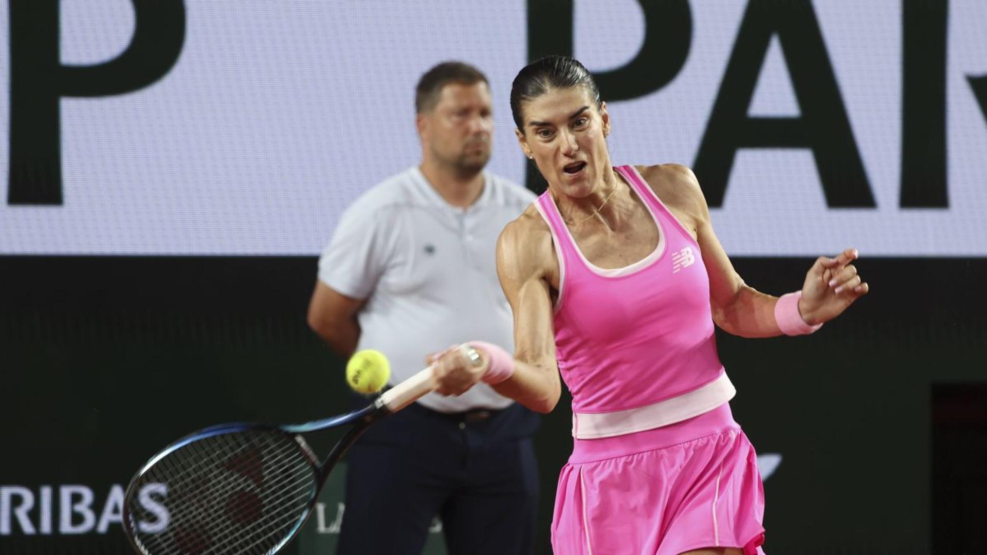 Sorana Cîrstea pregătindu-se pentru meciul de tenis pe terenul 6 la Roland Garros, program meciuri în seara zilei de 27 mai. | sursa foto: Gazeta Sporturilor