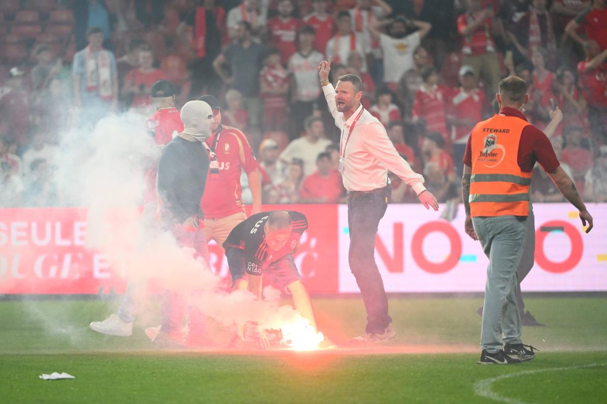 Încăierare generală în Belgia, Standard Liege - Charleroi