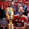 Harry Kane prezintă Cupa Germaniei, cel mai proaspăt trofeu câștigat / Foto: Imago