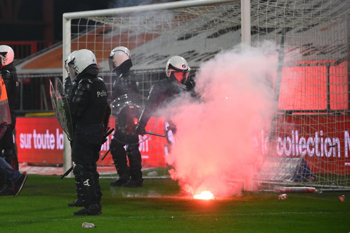 Haos total la derby » Ultrașii au capturat un steag al rivalilor și a ieșit o bătaie ca-n filme la care au participat și jucătorii ambelor echipe!