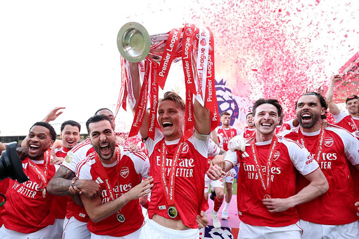 Arsenal a ridicat trofeul Premier League