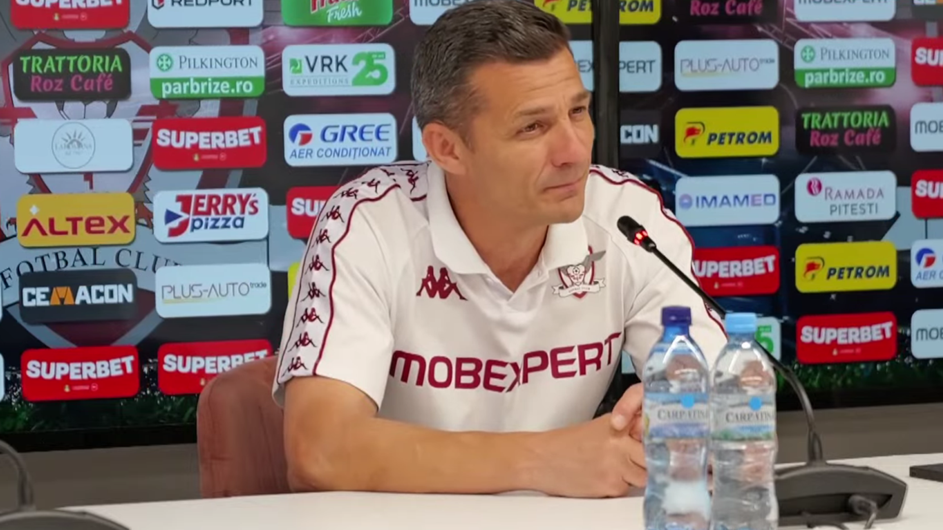 Costel Gâlcă discutând despre sezonul Rapid în Liga 1, în fața microfoanelor la conferința de presă oficială a echipei. | sursa foto: Gazeta Sporturilor
