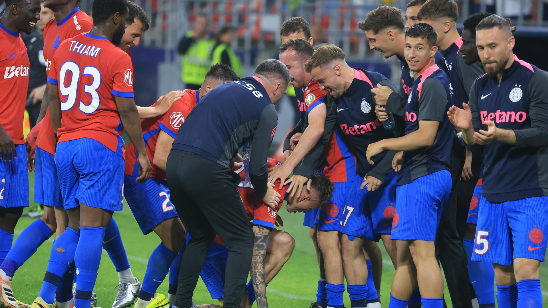 Marius Baciu discutând strategia meciului FCSB Dinamo, cu Tavi Popescu pregătit titular în echipa de start a lui Dinamo. | sursa foto: Gazeta Sporturilor Marius Baciu discutând strategia meciului FCSB Dinamo, cu Tavi Popescu pregătit titular în echipa de start a lui Dinamo. | sursa foto: Gazeta Sporturilor
