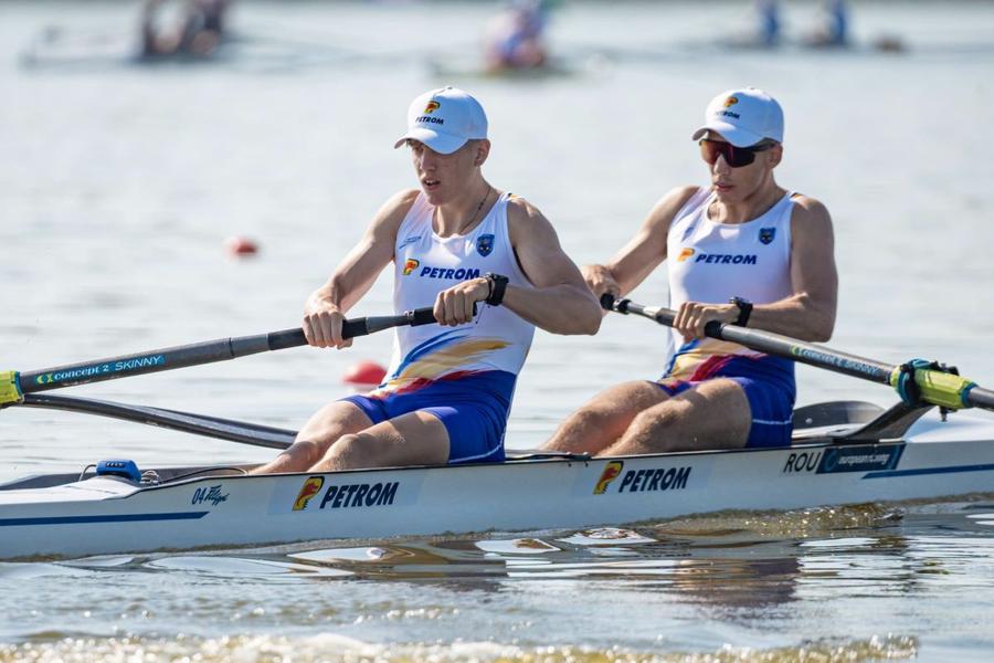 Dumitru Pascari și Radu Enescu, dublu rame, CE de juniori 2026 Foto: FR Canotaj/Balint Czucz Cinci medalii, dintre care două de aur, pentru canotorii români la Campionatele Europene de juniori