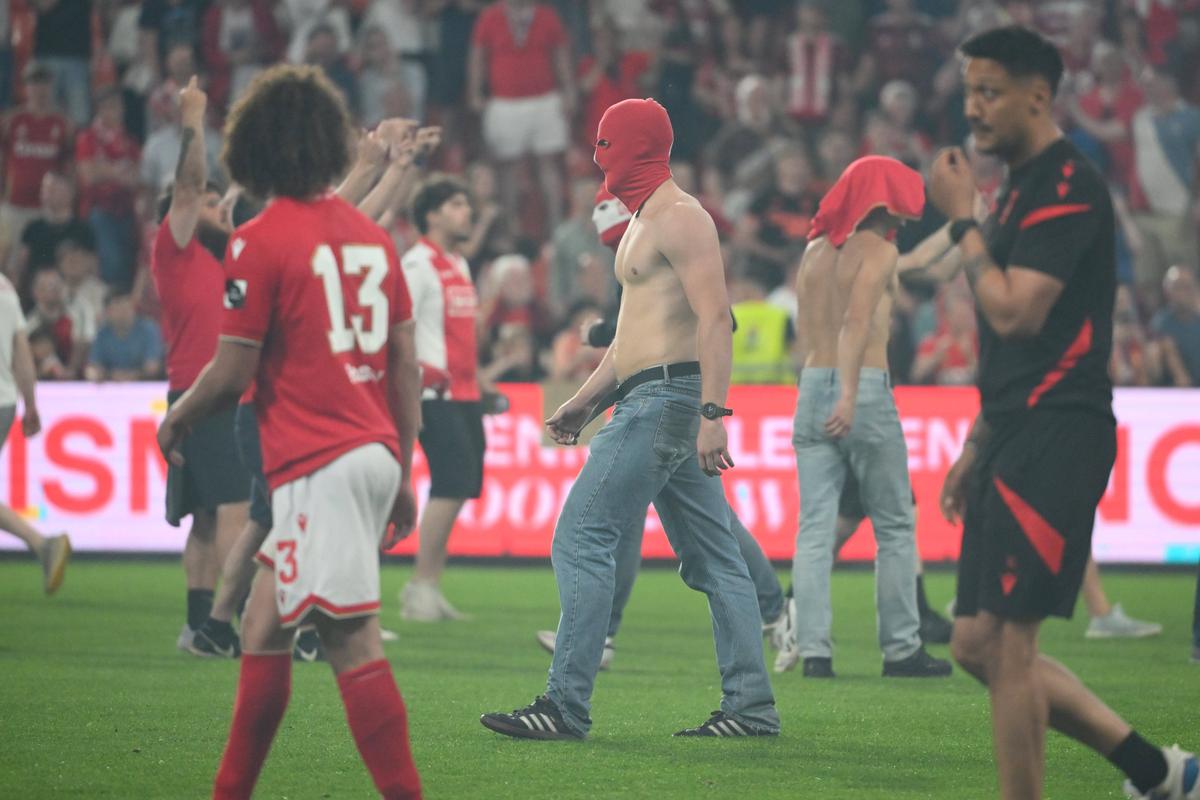 Încăierare generală în Belgia, Standard Liege - Charleroi