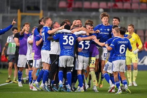 Fotbaliștii de la Como au învins Cremonese în deplasare cu un categoric 4-1 și, grație înfrângerii Milanului în fața lui Cagliari pe 