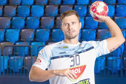 Demis Grigoraș poate câștiga în acest sezon trofeul EHF European Cup. Foto: Instagram