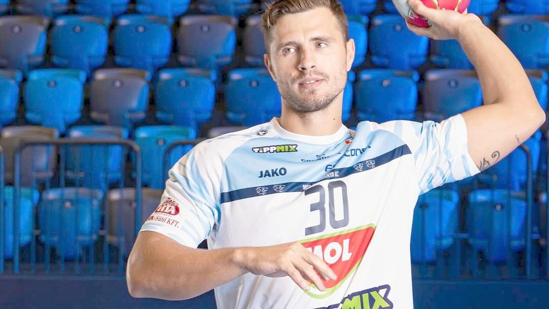 Demis Grigoraș în tricoul Tatabanya handbal, pregătindu-se pentru finala EHF European Cup în Ungaria, în timpul unui meci important. | sursa foto: Gazeta Sporturilor