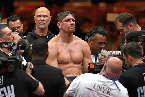 Meciul câștigat de Oleksandr Usyk în fața lui Rico Verhoeven a stârnit controverse uriașe în lumea boxului/ FOTO Getty Images