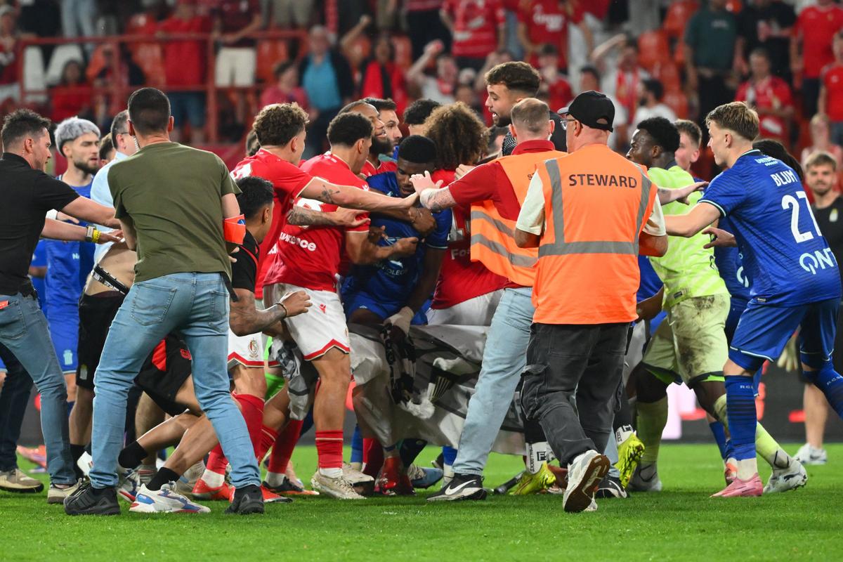 Încăierare generală în Belgia, Standard Liege - Charleroi