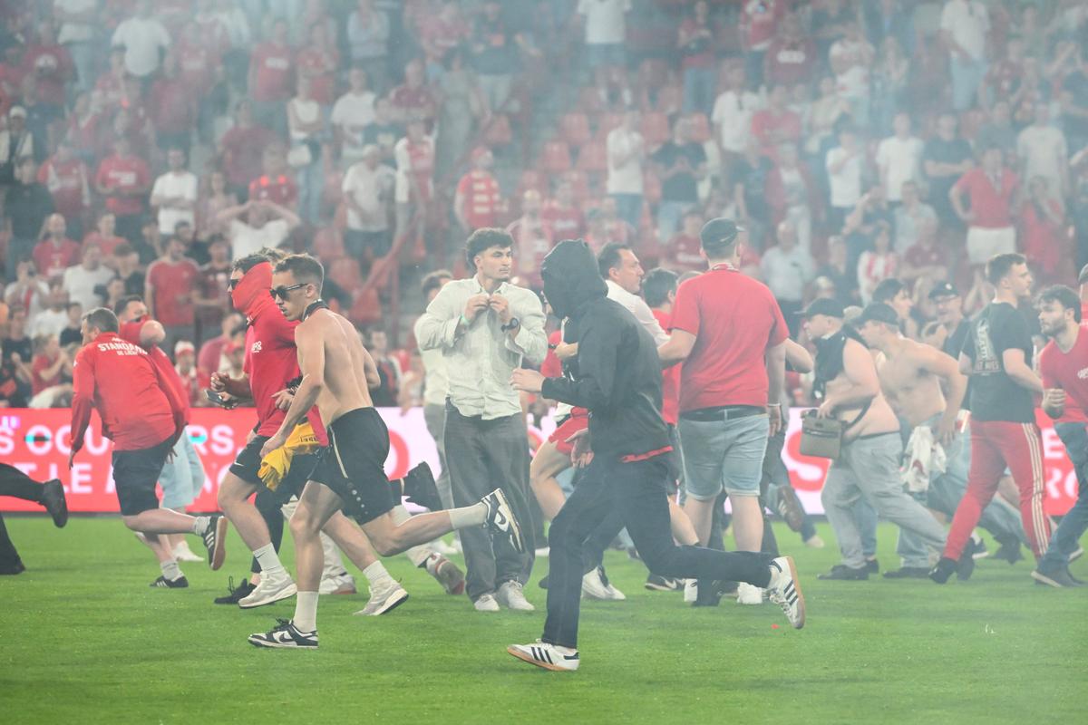 Haos total la derby » Ultrașii au capturat un steag al rivalilor și a ieșit o bătaie ca-n filme la care au participat și jucătorii ambelor echipe!
