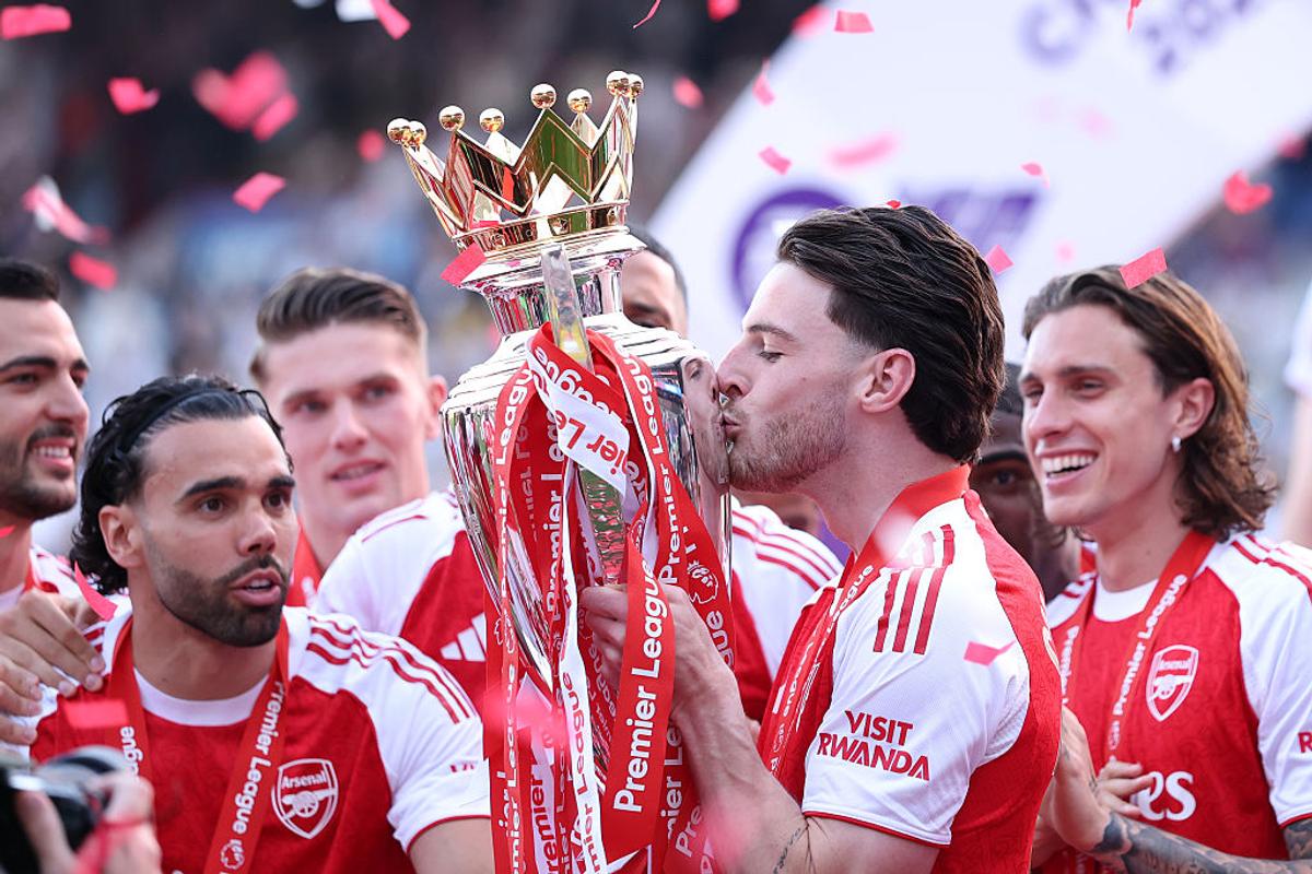 Arsenal a ridicat trofeul Premier League