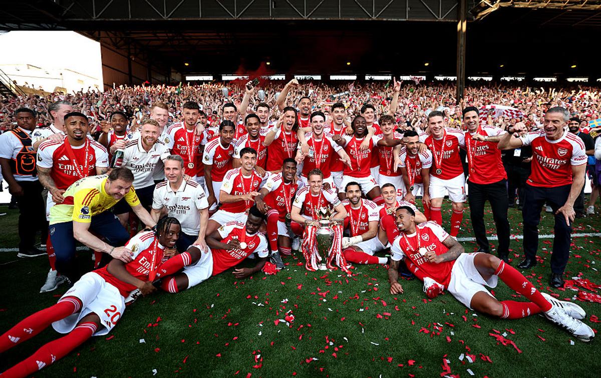 Arsenal a ridicat trofeul Premier League