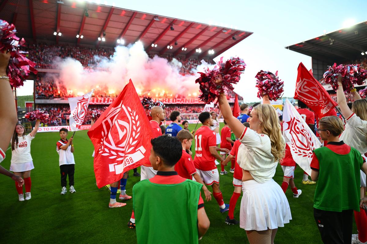 Haos total la derby » Ultrașii au capturat un steag al rivalilor și a ieșit o bătaie ca-n filme la care au participat și jucătorii ambelor echipe!