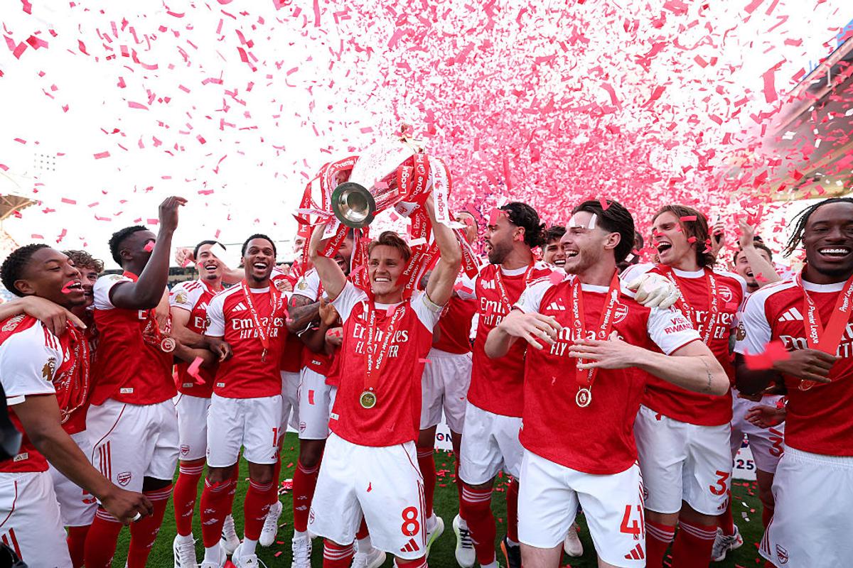 Arsenal a ridicat trofeul Premier League