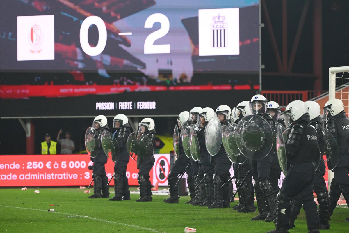 Haos total la derby » Ultrașii au capturat un steag al rivalilor și a ieșit o bătaie ca-n filme la care au participat și jucătorii ambelor echipe!