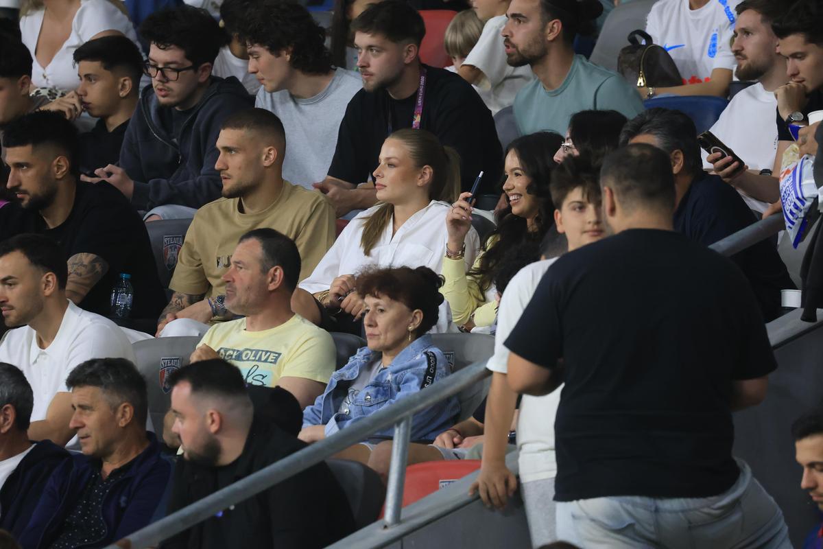Cum au fost surprinși Daniel Bîrligea și Antonia Salanță în FCSB - FC Botoșani