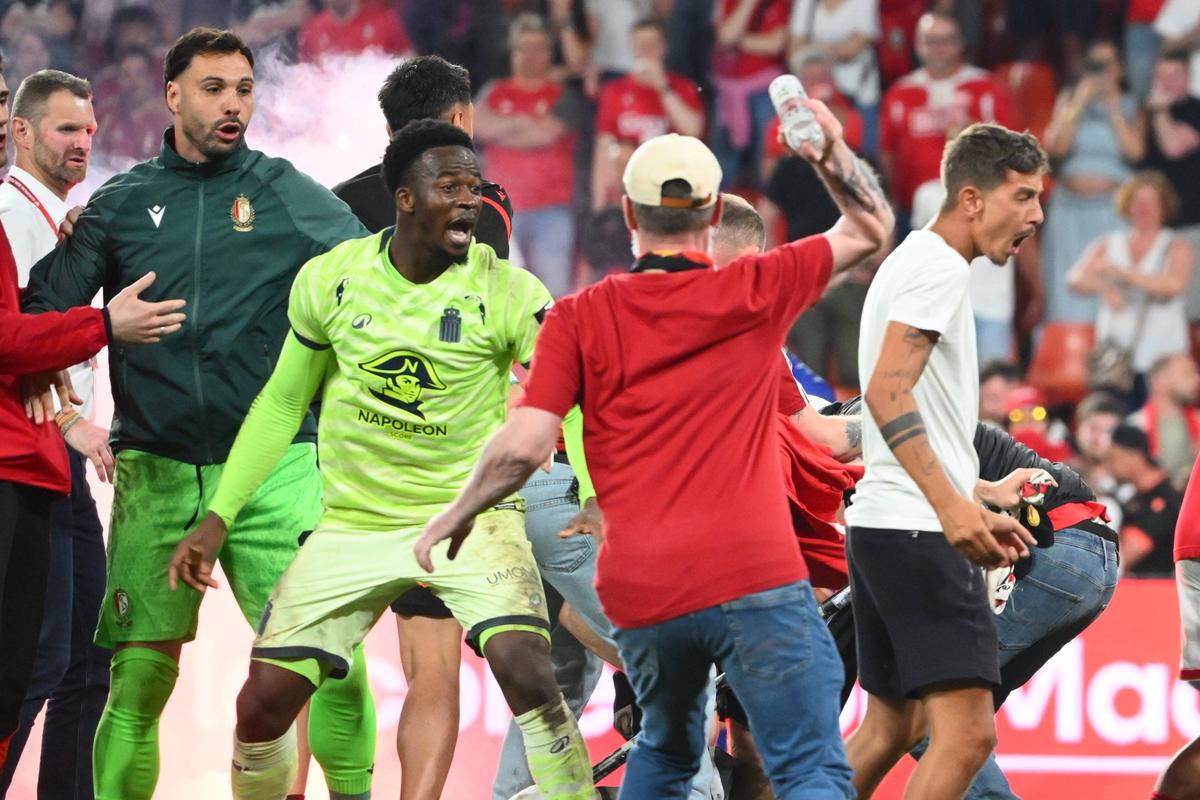 Încăierare generală în Belgia, Standard Liege - Charleroi