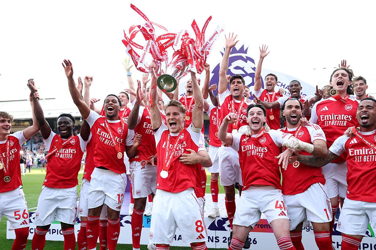 Arsenal a ridicat trofeul Premier League