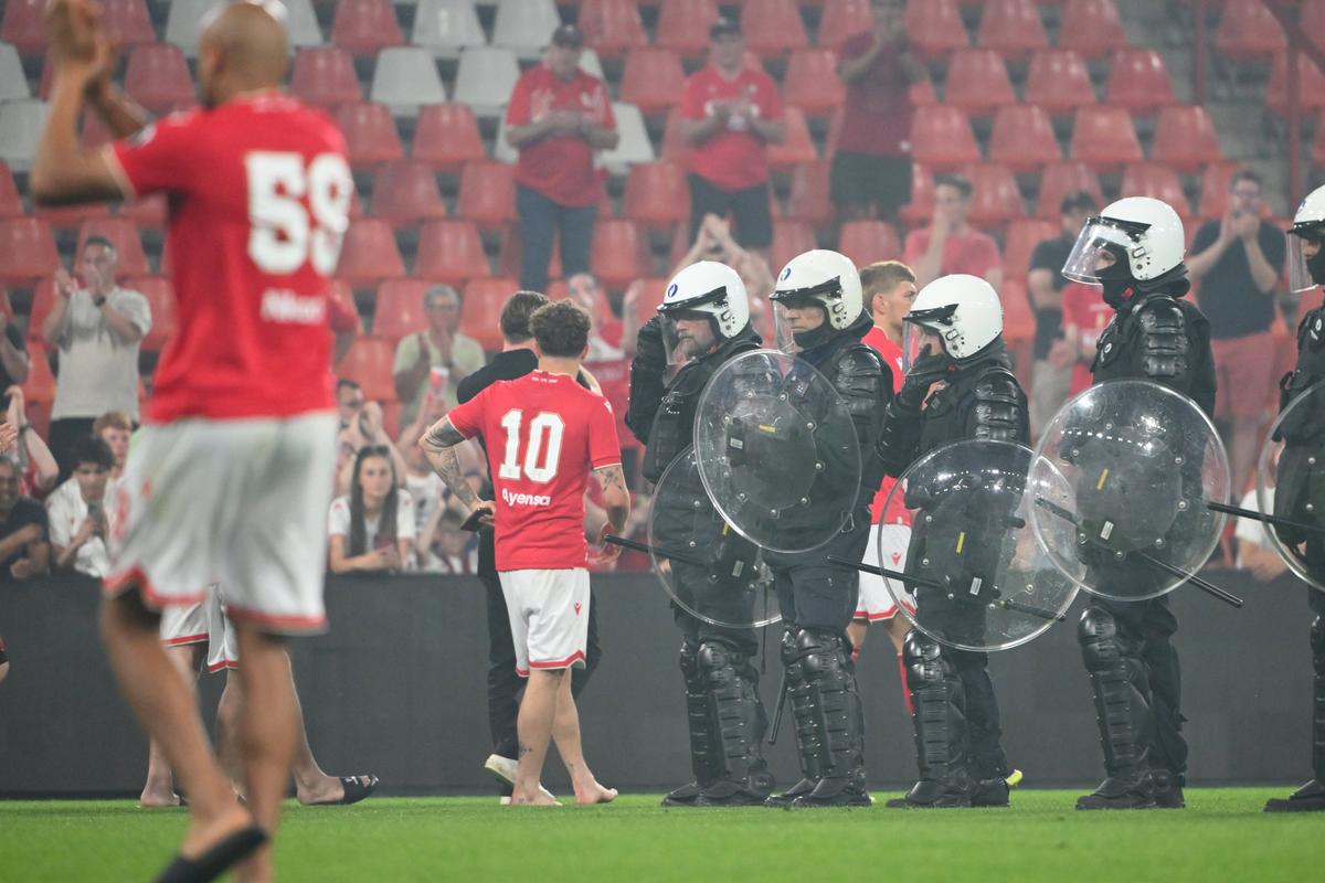 Încăierare generală în Belgia, Standard Liege - Charleroi
