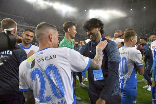 Alexandru Cicâldău, bucurându-se de titlu alături de Filipe Coelho pentru titlul cucerit de Craiova / Foto: Cristi Preda GSP