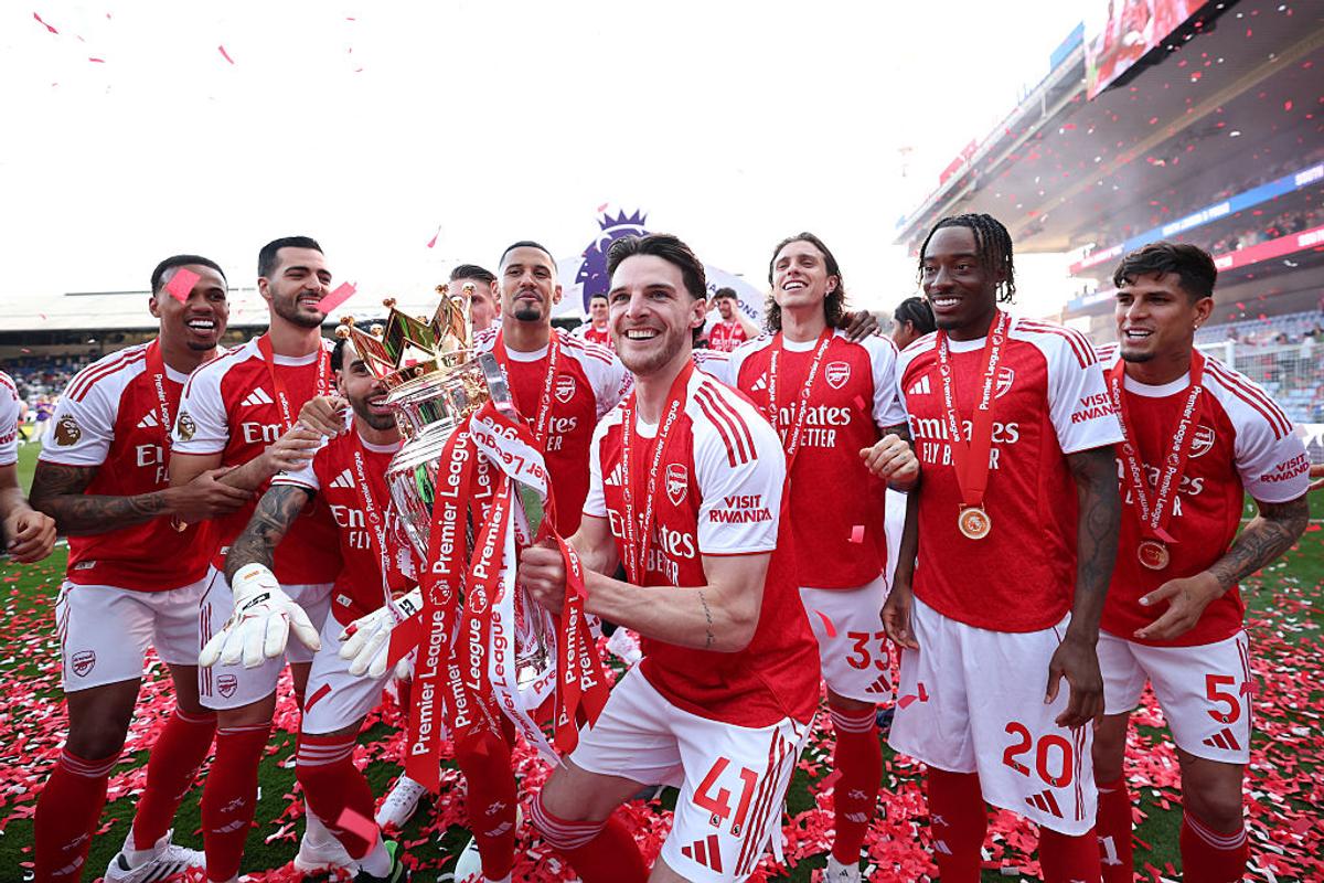 Arsenal a ridicat trofeul Premier League
