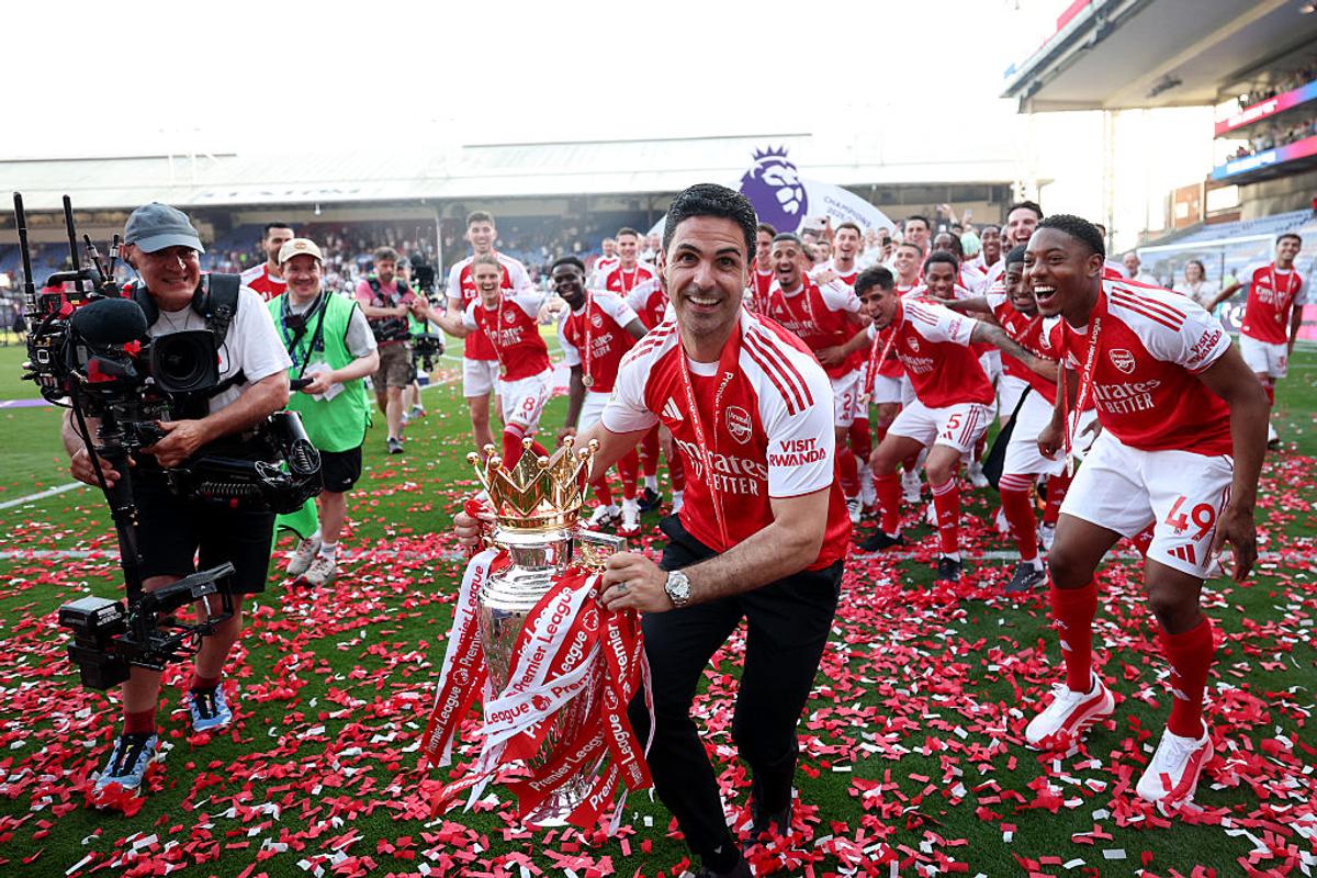 Arsenal a ridicat trofeul Premier League