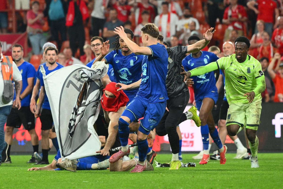 Haos total la derby » Ultrașii au capturat un steag al rivalilor și a ieșit o bătaie ca-n filme la care au participat și jucătorii ambelor echipe!