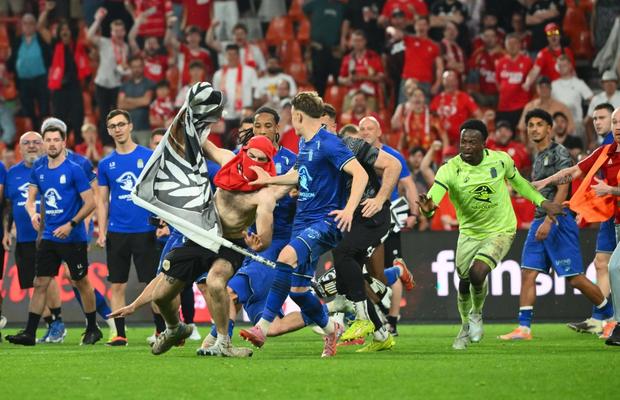 Haos total la derby » Ultrașii au capturat un steag al rivalilor și a ieșit o bătaie ca-n filme la care au participat și jucătorii ambelor echipe!