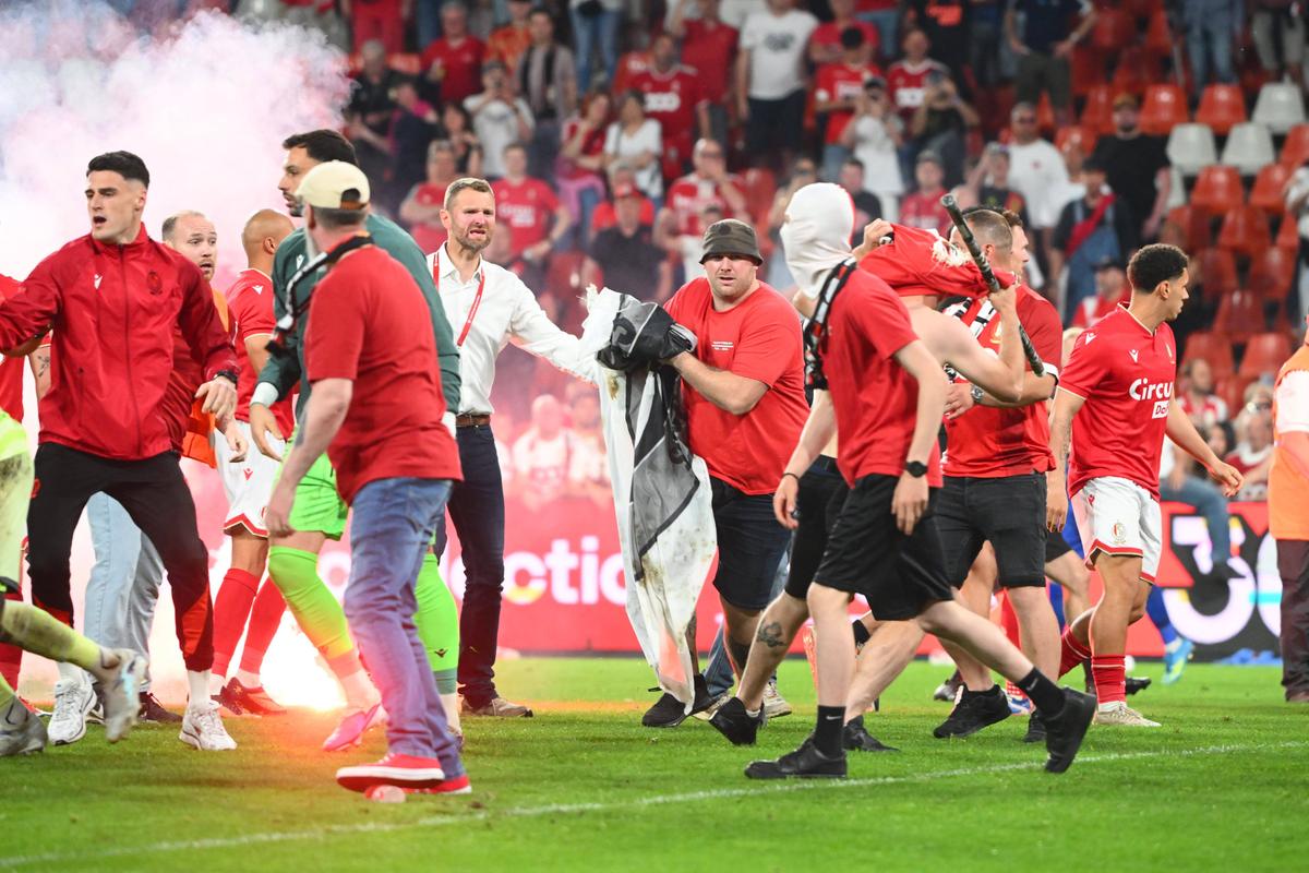 Haos total la derby » Ultrașii au capturat un steag al rivalilor și a ieșit o bătaie ca-n filme la care au participat și jucătorii ambelor echipe!