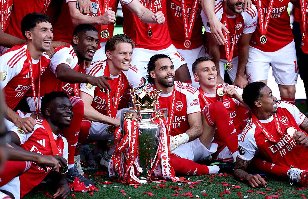 Arsenal a ridicat trofeul Premier League