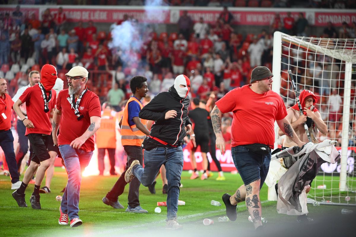 Încăierare generală în Belgia, Standard Liege - Charleroi