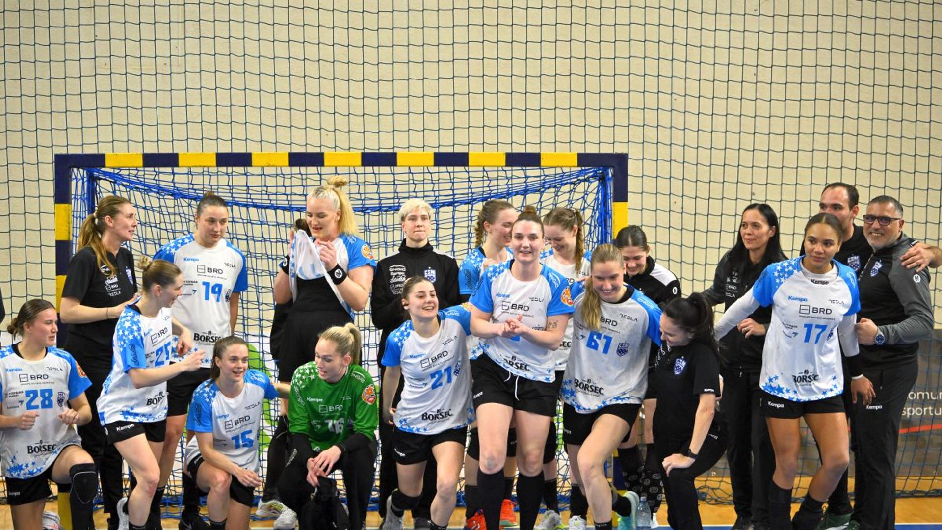 Andreea Rotaru în echipamentul CSM București, primind aplauze la ultimul meci din cariera handbal în Liga Florilor. | sursa foto: Gazeta Sporturilor