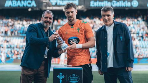 Ionuț Radu primește trofeul de cel mai bun jucător al sezonului la Celta / Foto: X