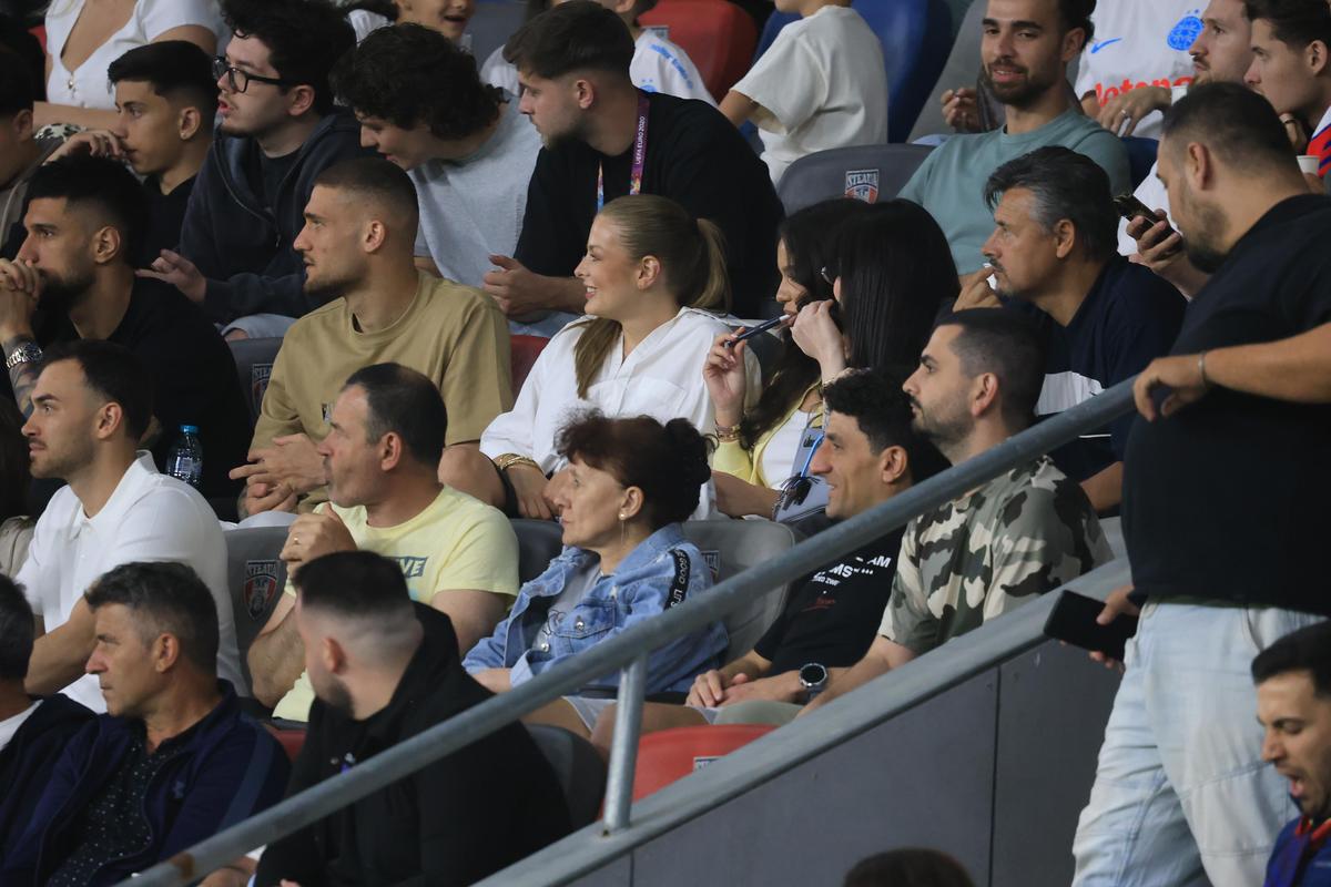 Cum au fost surprinși Daniel Bîrligea și Antonia Salanță în FCSB - FC Botoșani