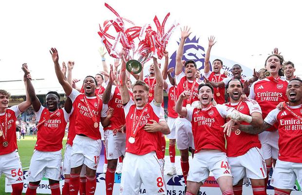 Momentul așteptat de 22 de ani » Trofeul Premier League, în mâinile jucătorilor lui Arsenal!