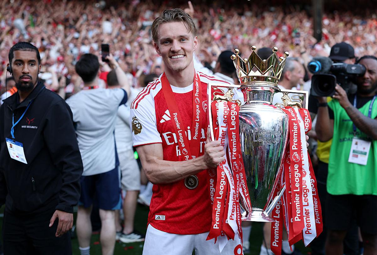 Arsenal a ridicat trofeul Premier League