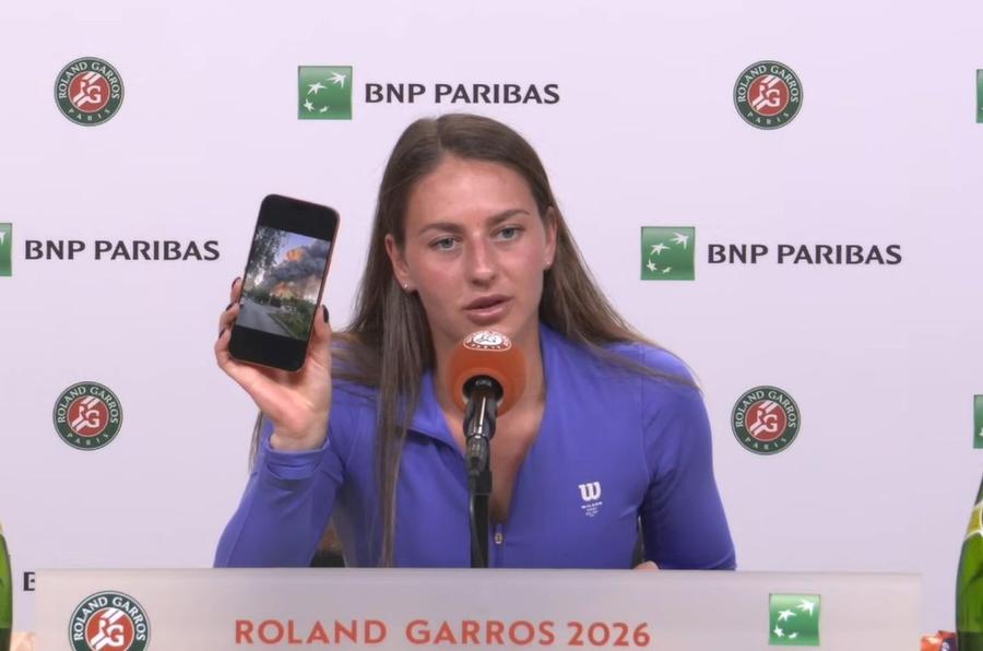 Marta Kostyuk a arătat o fotografie cu o clădire în flăcări, la doar 100 de metri de casa familiei sale / sursă foto: X „Asta am primit la opt dimineața!” » Celebra jucătoare de tenis a arătat o imagine la conferința de presă de la Roland Garros și a lăsat lumea fără cuvinte