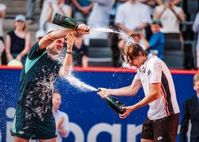 Ce moment! » Noul campion de la Hamburg și-a întrebat învinsul cum se desface sticla de șampanie
