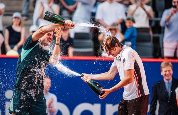 Ce moment! » Noul campion de la Hamburg și-a întrebat învinsul cum se desface sticla de șampanie