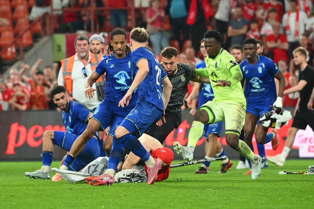 Încăierare generală în Belgia, Standard Liege - Charleroi