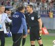 Marius Croitoru, criză de râs după ce a primit un cartonaș galben din partea lui Istvan Kovacs / Foto: Ionuț Iordache GSP