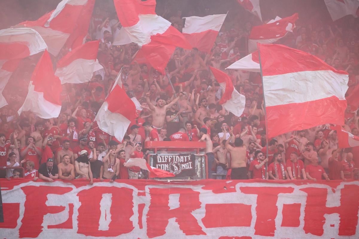 Haos total la derby » Ultrașii au capturat un steag al rivalilor și a ieșit o bătaie ca-n filme la care au participat și jucătorii ambelor echipe!